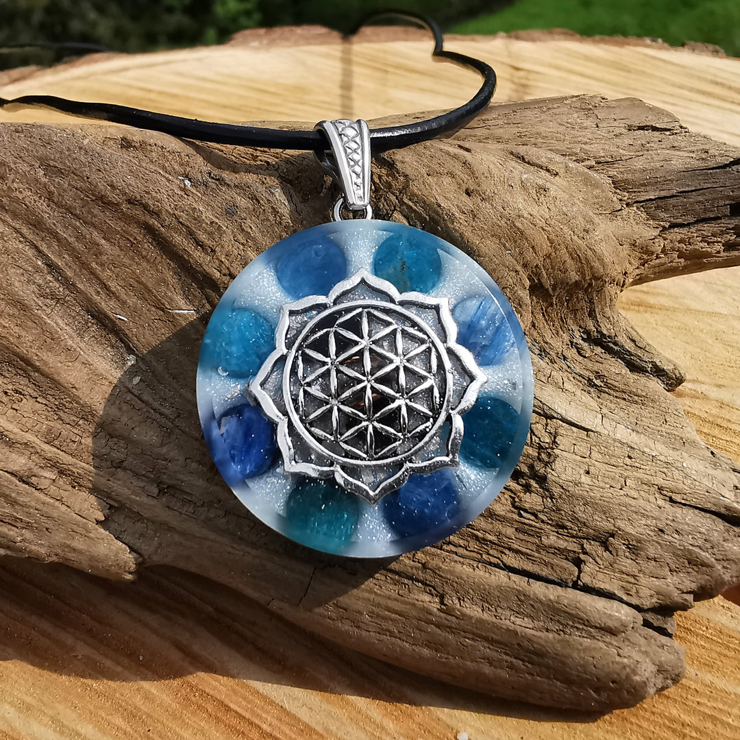 Orgone Anhänger STÄRKE mit Apatit & Kyanit Lebensblume S925