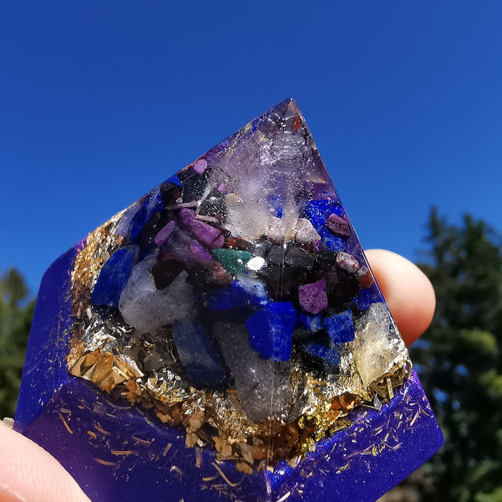 Orgone Hexagonal Pyramide DRITTES AUGE Osilio Amethyst Sugilith Tansanit Lapislazuli 24K Gold ⌀5.5cm ↑3.6cm