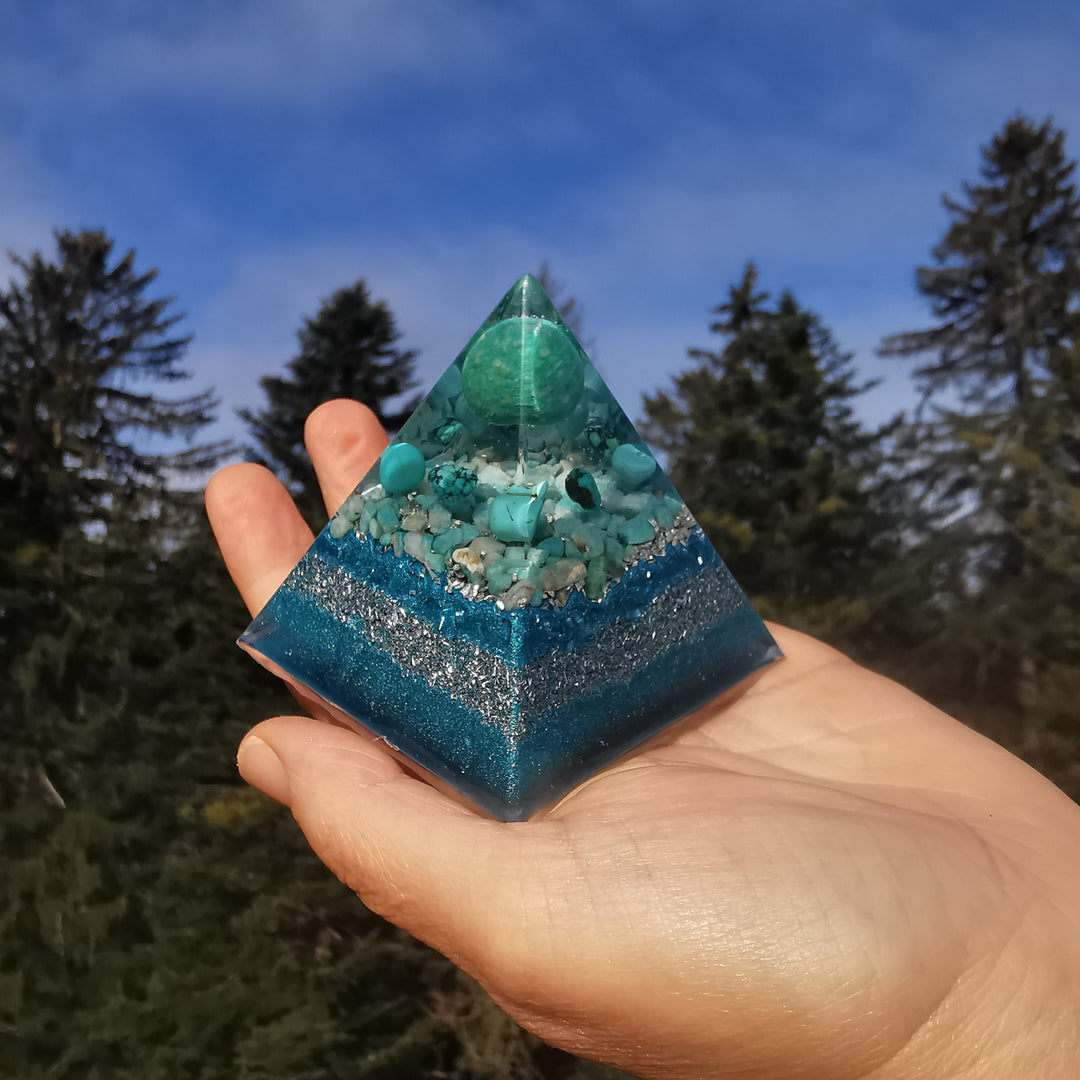 Orgone Pyramide INNERE RUHE Amazonit Türkis Magnesit →7cm ↑7cm