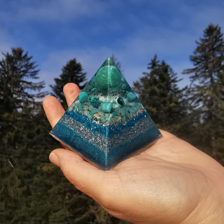 Orgone Pyramide INNERE RUHE Amazonit Türkis Magnesit →7cm ↑7cm