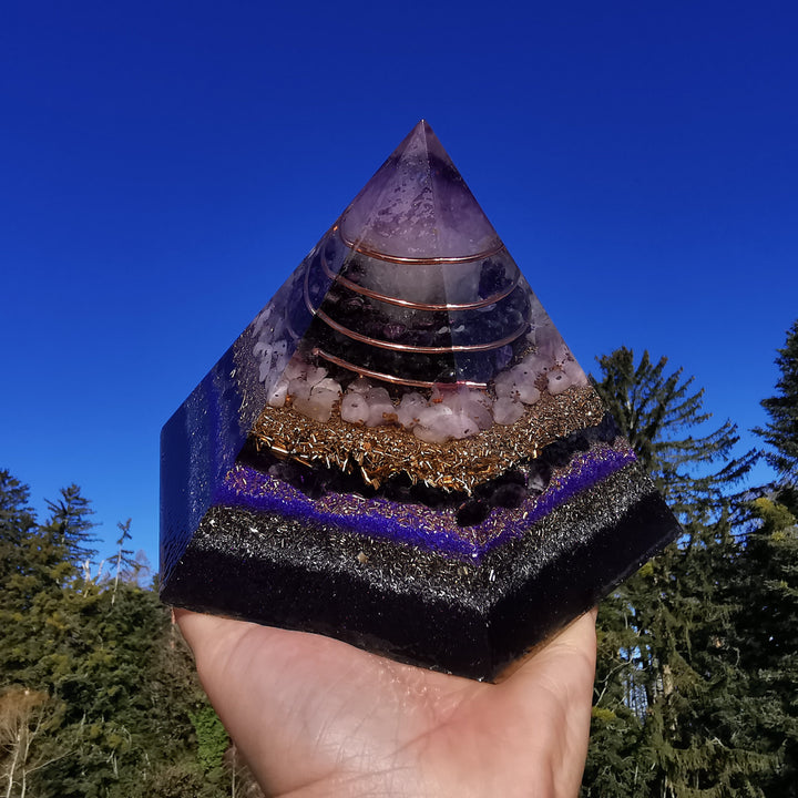 Orgone Hexagonal Pyramide VIOLETTE FLAMME Amethyst Sugilith Fluorit Kunzit ⌀19cm ↑11.5cm