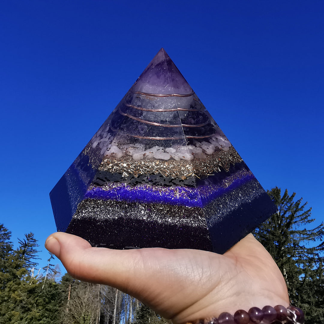 Orgone Hexagonal Pyramide VIOLETTE FLAMME Amethyst Sugilith Fluorit Kunzit ⌀19cm ↑11.5cm