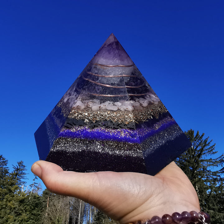 Orgone Hexagonal Pyramide VIOLETTE FLAMME Amethyst Sugilith Fluorit Kunzit ⌀19cm ↑11.5cm
