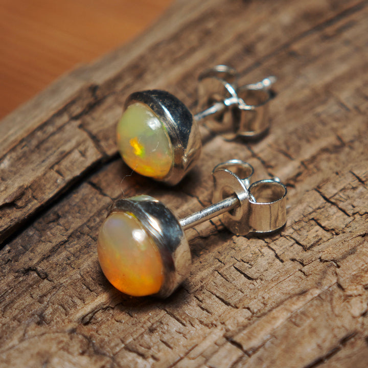 Feuer Opal Ohrstecker rund 7mm Silber 925