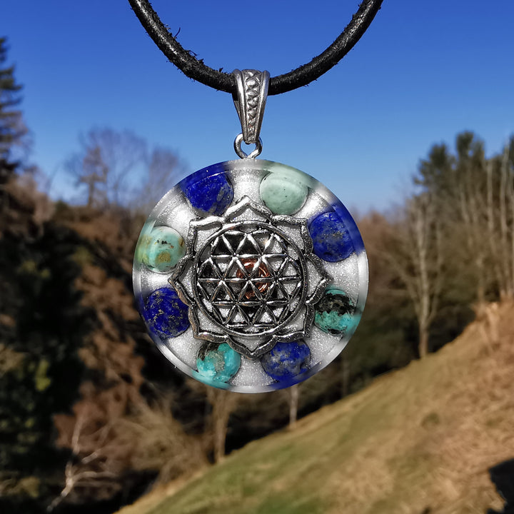 Orgone Anhänger WAHRNEHMUNG mit Chrysokoll und Lapislazuli Lebensblume S925